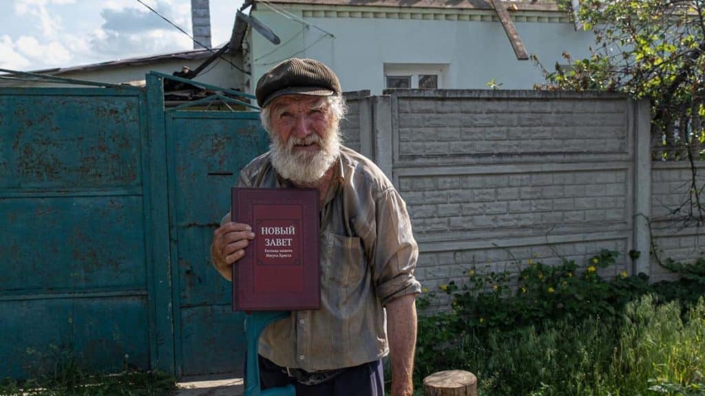 Leverans av hopp: Biblar anländer till det krigshärjade Ukraina